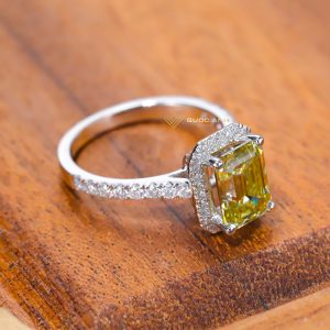 Nhẫn kim cương nữ engagement chủ emerald vàng fancy